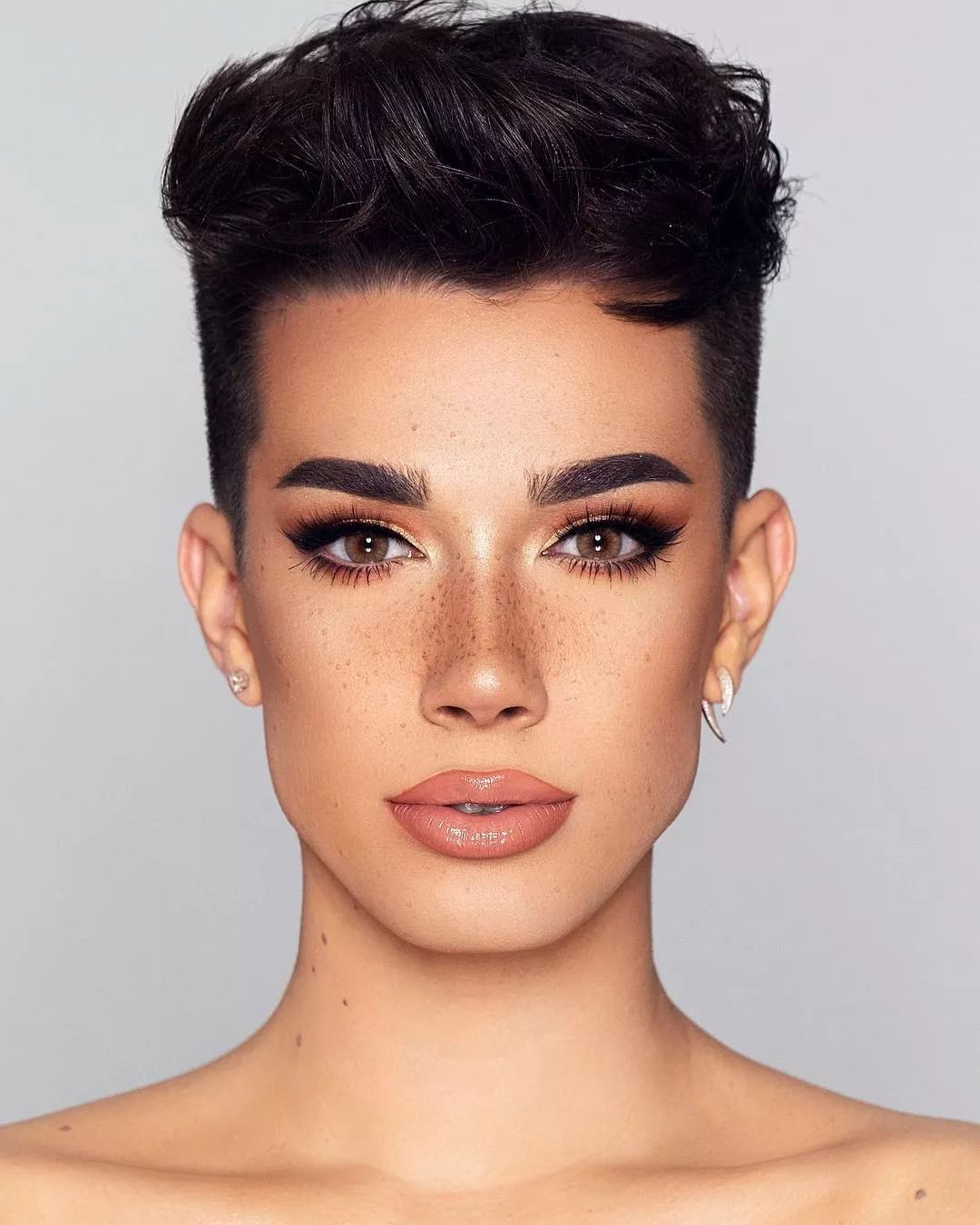 他靠一個視頻拯救了James Charles，在家玩電腦就玩出了千萬資產！